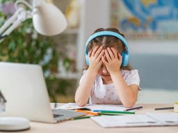 Zasiłek opiekuńczy. Świadczenie przy nauce hybrydowej pod znakiem zapytania