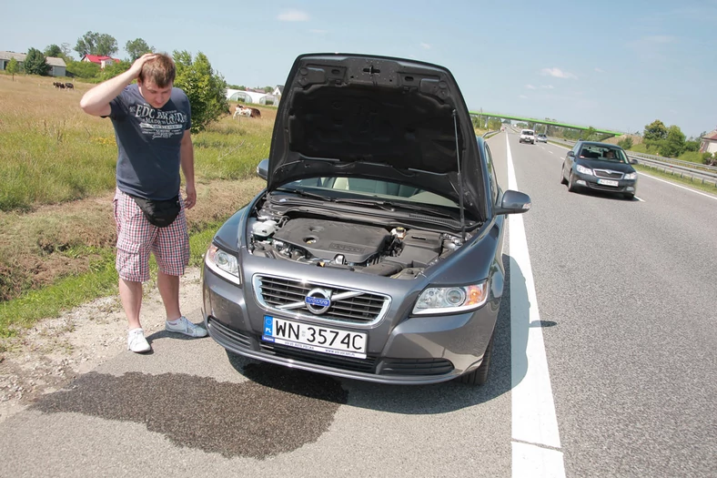 Przestępcy czasem specjalnie na parkingach uszkadzają auta tak, żeby stanęły po przejechaniu kilku kilometrów. Wtedy "przypadkiem" pojawia się pomoc drogowa...