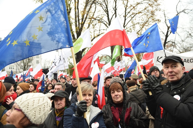 Uczestnicy marszu zorganizowanego przez Komitet Obrony Demokracji