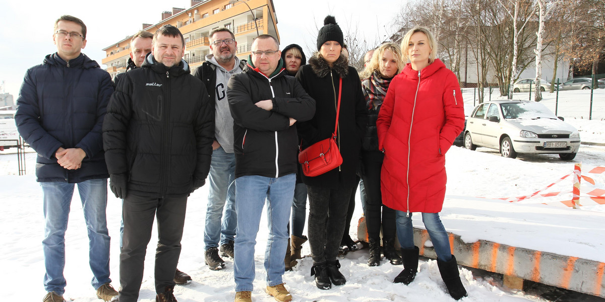 Mieszkańcy ul. Zabłocie w Rzeszowie czują się poszkodowani, bo nie wiedzieli, że droga, z której korzystali była na sprzedaż. Teraz nowy właściciel za przejazd żąda od wspólnoty 5,5 tys. zł miesięcznej opłaty