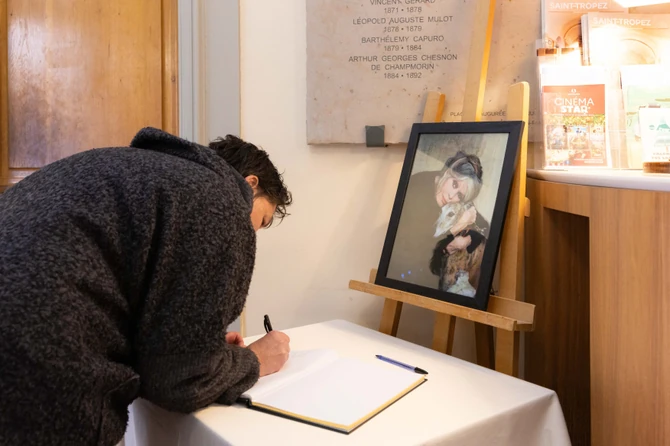 Knjiga žalosti u Gradskoj kući u Sen Tropeu