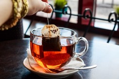 Kupujesz herbatę w torebkach? Dietetyczka ostrzega. 'Lepiej przestań'