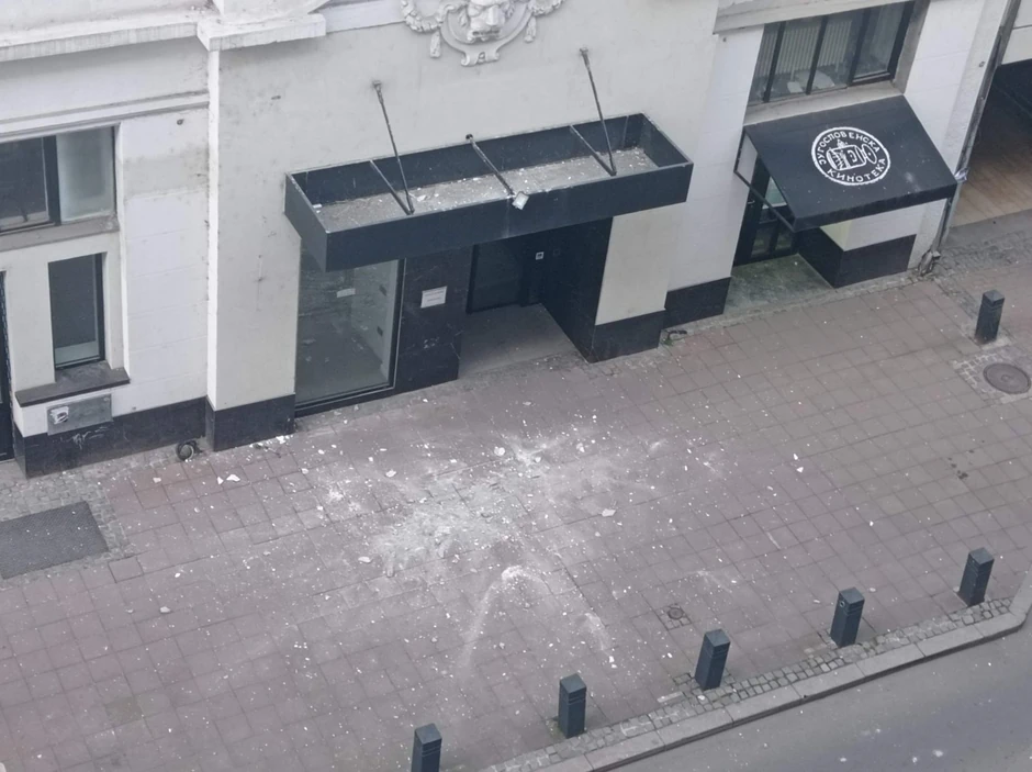 Fasada se sručila na trotoar