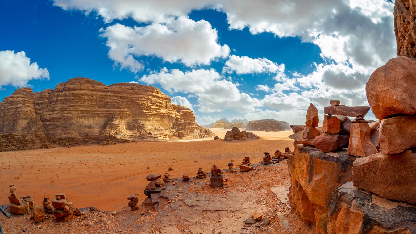 Krásna horská scenéria v púšti Wadi Rum v Jordánsku.