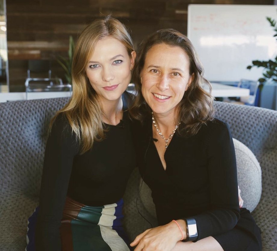 Anne Wojcicki lubi obracać się w kręgu celebrytów i gwiazd Na zdjęciu z modelką Karlie Kloss, która min była aniołkiem Victoria’s Secret