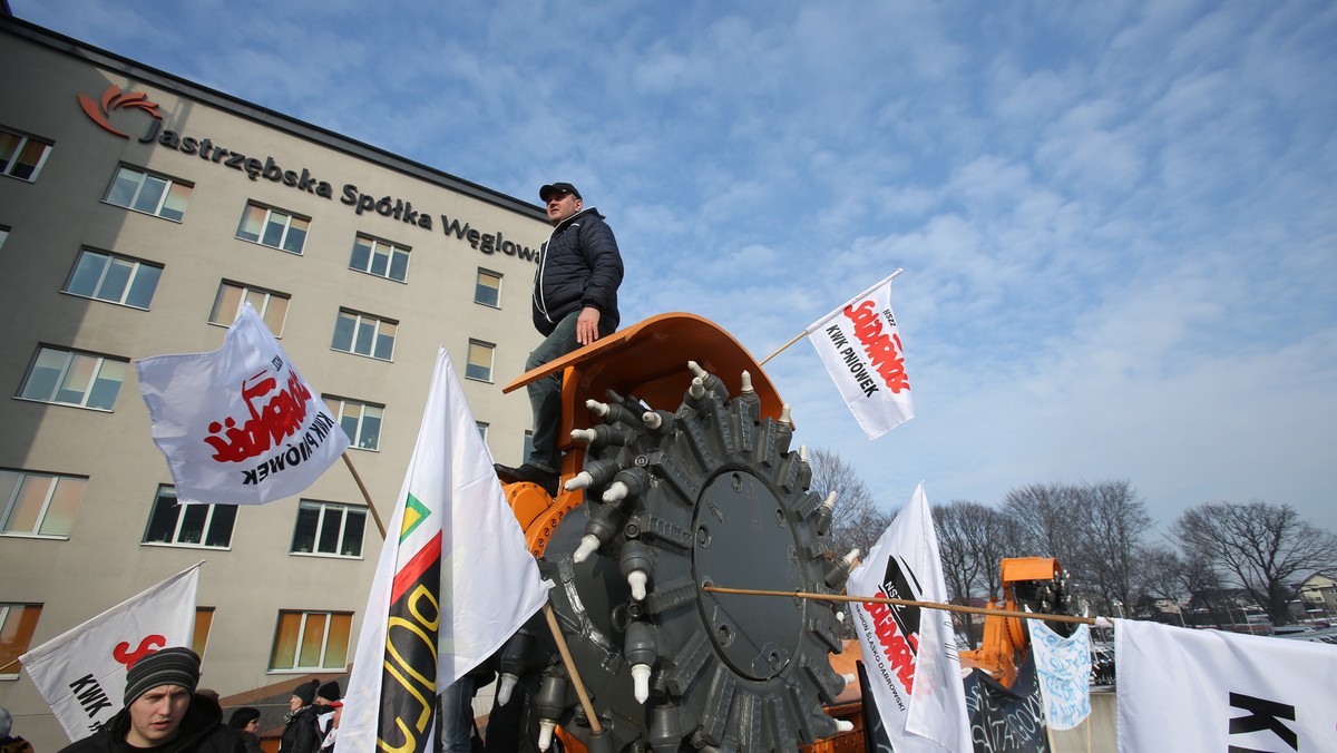 Trwa dziewiąta doba strajku w kopalniach Jastrzębskiej Spółki Węglowej. Według porannych danych Wojewódzkiego Centrum Zarządzania Kryzysowego w Katowicach uczestniczy w nim ok. 3,1 tys. górników, w tym ok. 90 pod ziemią.