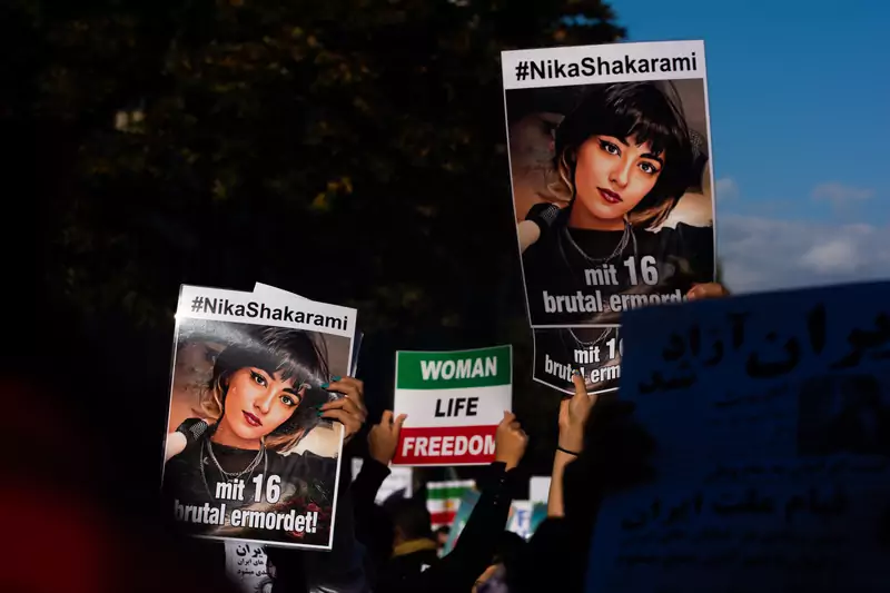 Iran. Protestujący wznoszą w górę już nie tylko podobizny Mahsy Amini, ale także Niki Shakarami, która również miała zostać pobita przez policję ze skutkiem śmiertelnym / Getty Images