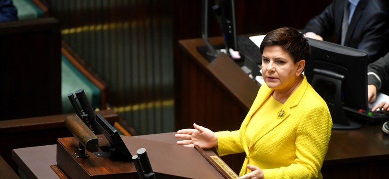 Broszki i kolory. Kreacje Beaty Szydło, które zostaną w naszej pamięci