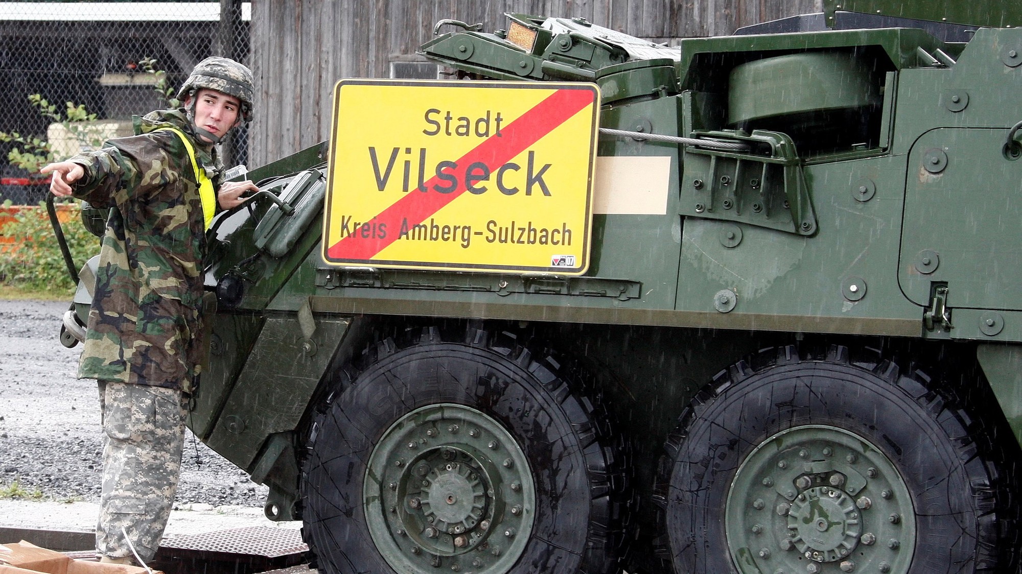 Vojak z 2. jazdeckého pluku Stryker americkej armády stojí vedľa tabule s názvom mesta Vilseck, kde má pluk svoju základňu, na výcvikovom priestore americkej armády v Grafenwoehri v Nemecku.