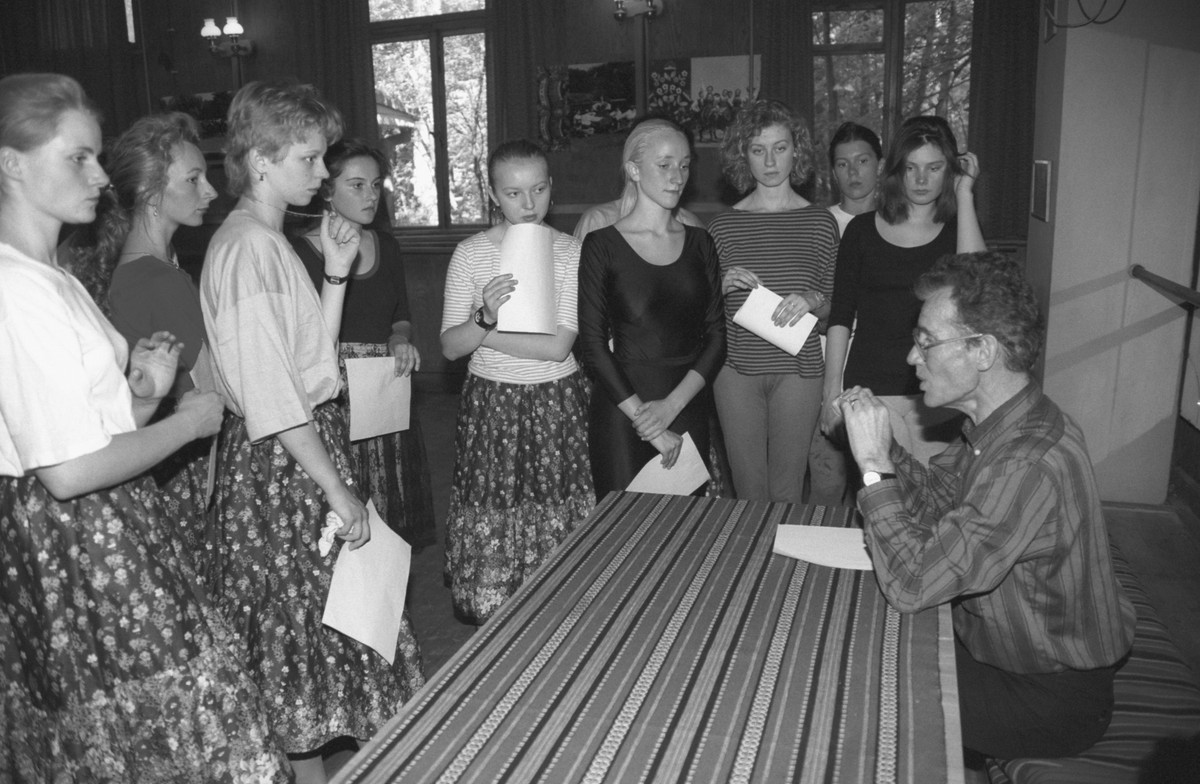 Przesłuchanie kandydatek do Państwowego Zespołu Ludowego Pieśni i Tańca Mazowsze im. Tadeusza Sygietyńskiego w zabytkowym dworze Karolin, siedzibie zespołu. Nz. egzaminuje wieloletni solista Mazowsza, kierownik baletu Witold Zapała.