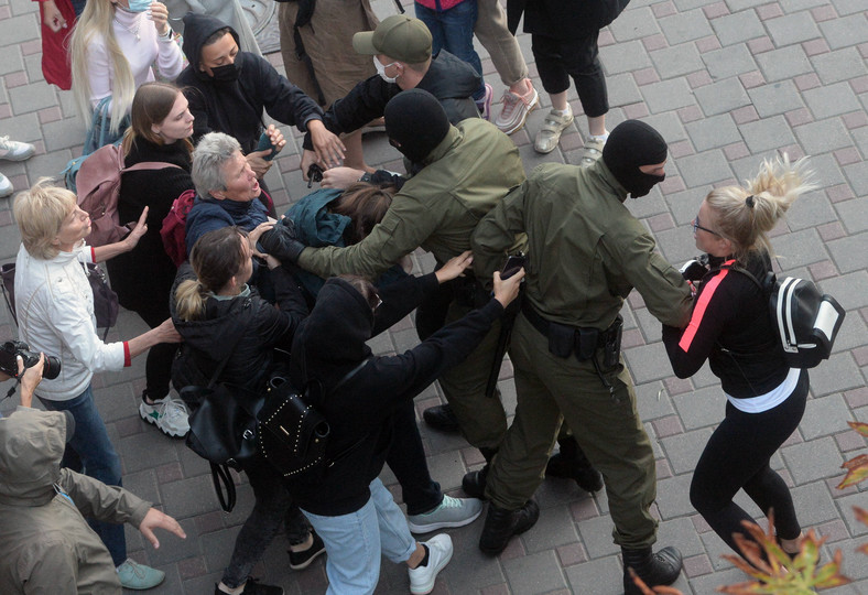 Białoruscy policjanci zatrzymują uczestniczki pokojowej akcji solidarnościowej kobiet przeciwko aresztowaniu liderki opozycji Marii Kolesnikowej w Mińsku na Białorusi, 9 września 2020 r.