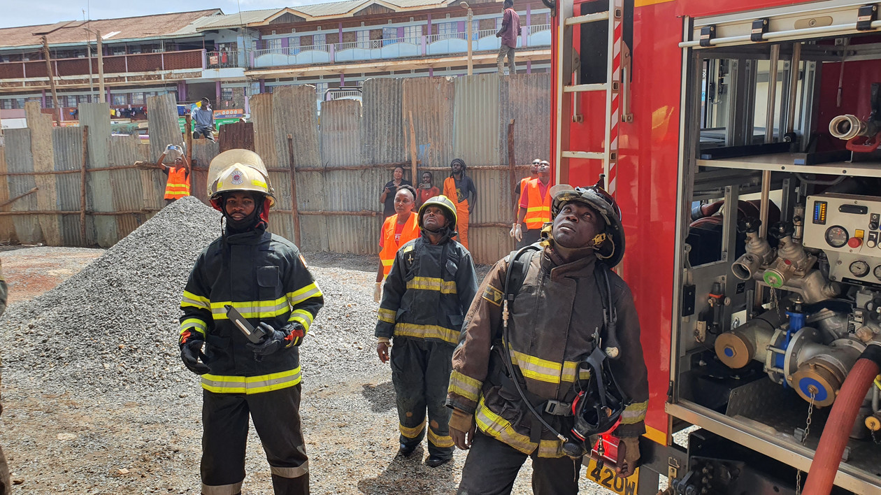Strażacy z Murangi. Pierwszy z lewej Alex