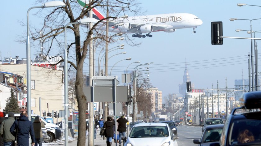 Kolosalny Airbus A380 ląduje na lotnisku Chopina w Warszawie