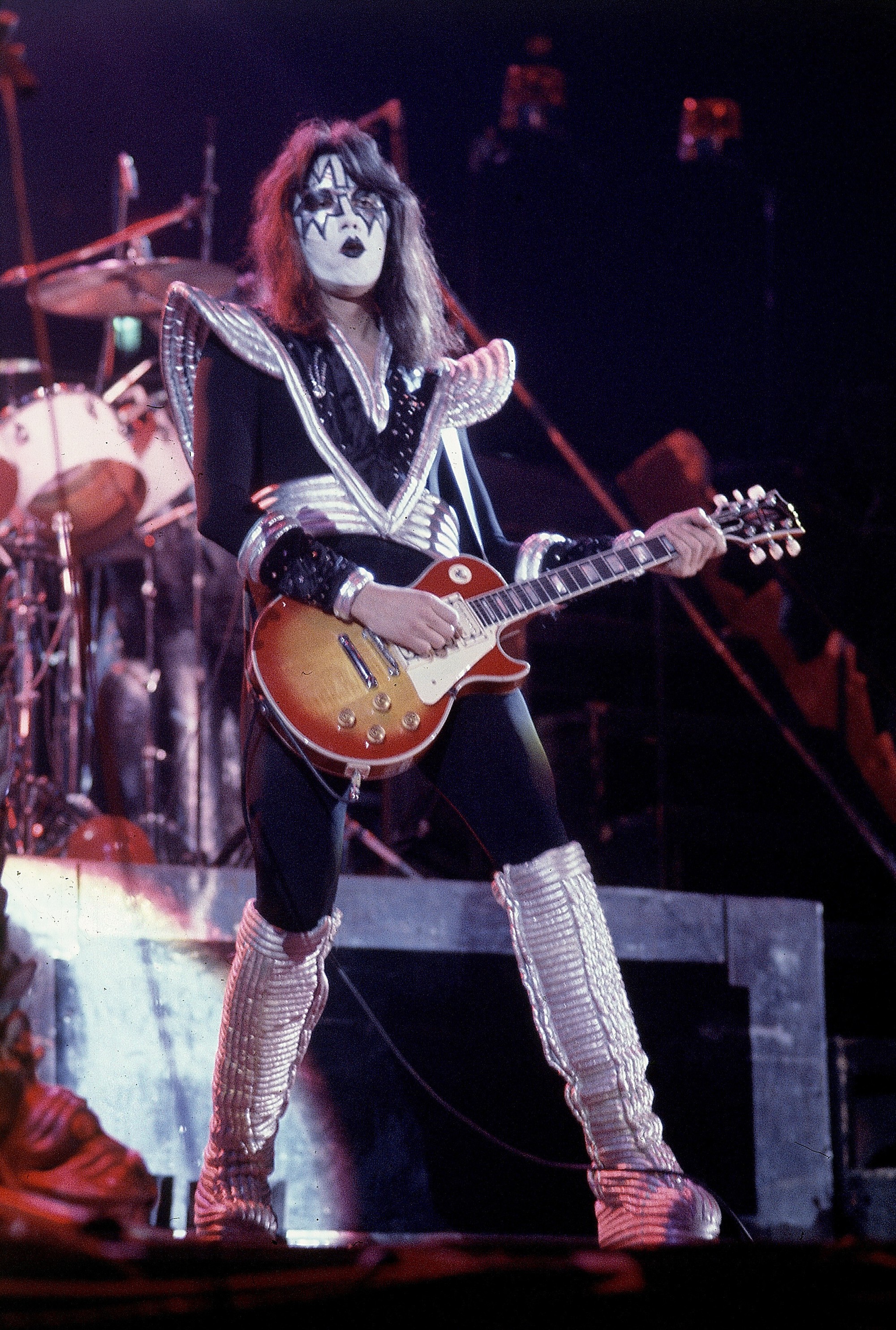 Gitarista a spoluzakladateľ americkej rockovej kapely Kiss Ace Frehley.  