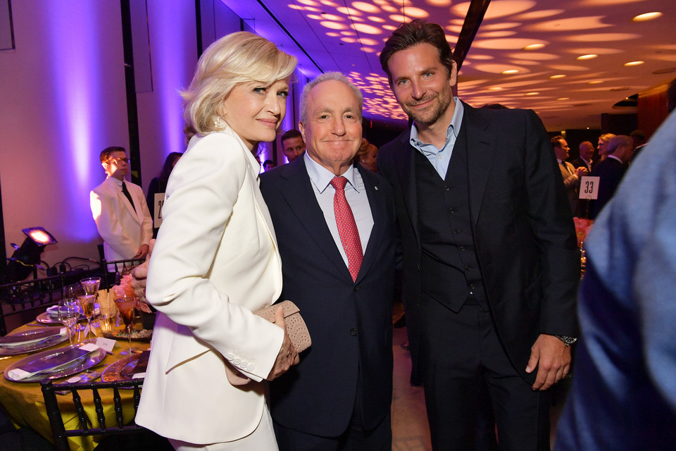 Dziennikarka Diane Sawyer, producent Lorne Michaels i aktor Bradley Cooper