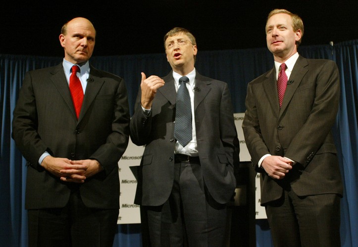 <b>1992: Drugi po Gatesie</b>
<br><br>
Ballmer awansuje na stanowisko wiceprezesa ds. sprzedaży i wsparcia. Od teraz odpowiada bezpośrednio przed Gatesem. W 1989 roku Microsoft prezentuje pierwszą wersję pakietu biurowego Office, a w 1995 roku odbywa się wielka premiera system operacyjnego Windows 95.