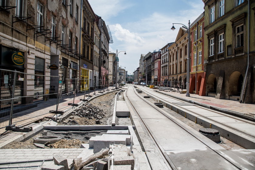 Fuszerka na Krakowskiej. Położyli nowy beton i już go zrywają