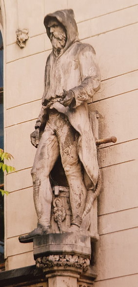 Rzeźba autorstwa Hermanna Michaelisa przedstawiająca alegorię górnictwa, południowa elewacja Nowej Giełdy / fot. S. Klimek