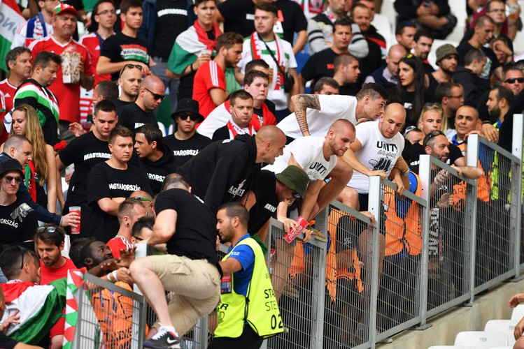 To nie są grzeczni chłopcy. Węgrzy bili się z Policją w trakcie meczu z Islandią