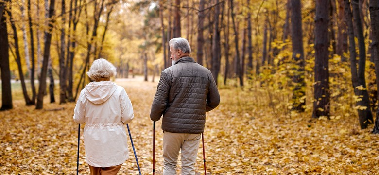 Kto może (i powinien!) ćwiczyć z kijkami? Zalety nordic walking