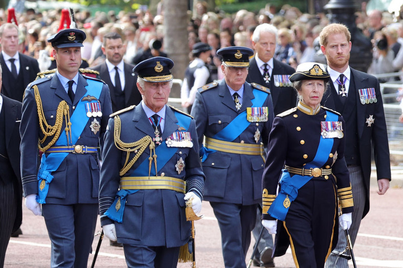 Król Karol III w otoczeniu najbliższej rodziny podczas uroczystości pogrzebowych matki, królowej Elżbiety II, 14.09.2022 r.