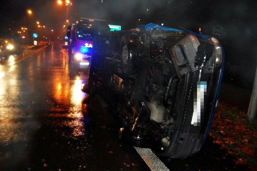 Bus przekoziołkował przez drogę krajową