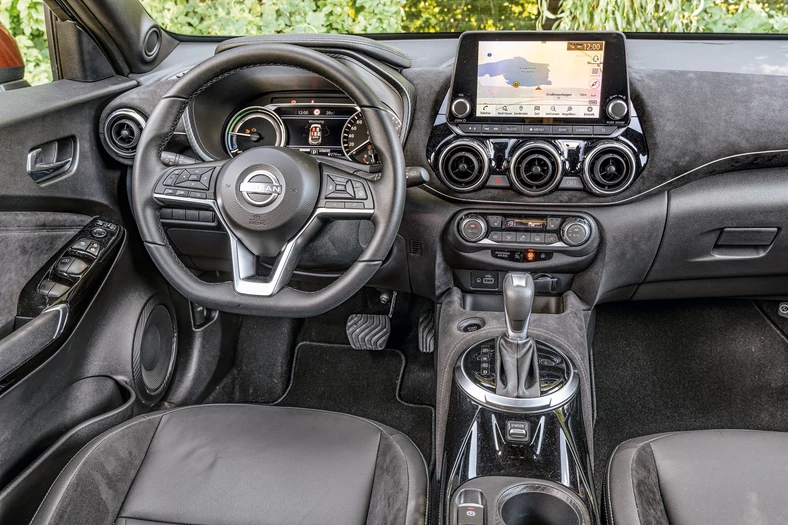 Nissan Juke lubi się wyróżniać z tłumu nie tylko karoserią, także w kabinie postawiono mocne akcenty stylistyczne. Tutaj również szacunek za pozostawienie fizycznych przycisków i pokręteł.