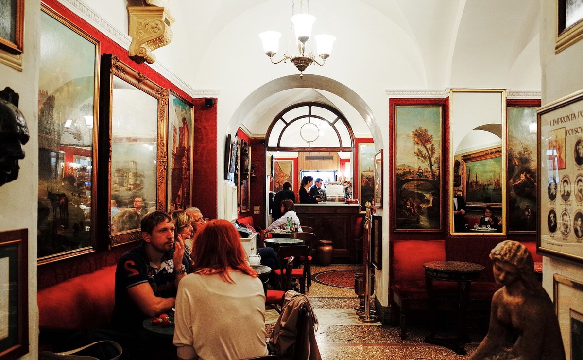 Wnętrze kawiarni Caffe Greco