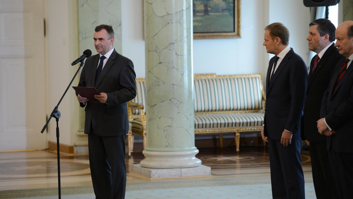 Premier Donald Tusk powiedział w środę podczas uroczystości powołania Włodzimierza Karpińskiego na ministra Skarbu Państwa, że oczekuje od niego "twardej ręki i mocnych decyzji".