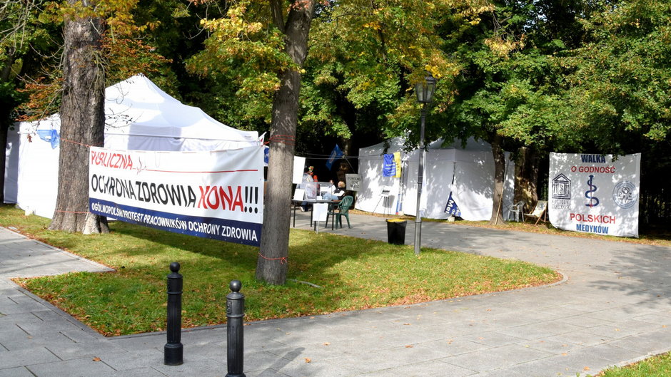 Białe miasteczko w Warszawie. Ogólnopolski protest pracowników ochrony zdrowia.