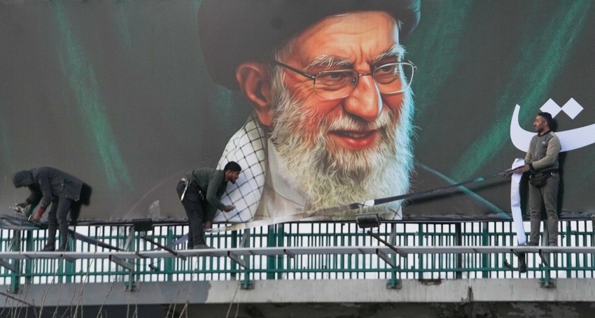 Radnici postavljaju bilbord sa likom pokojnog ajatolaha Alija Hamneja u Teheranu 2. marta