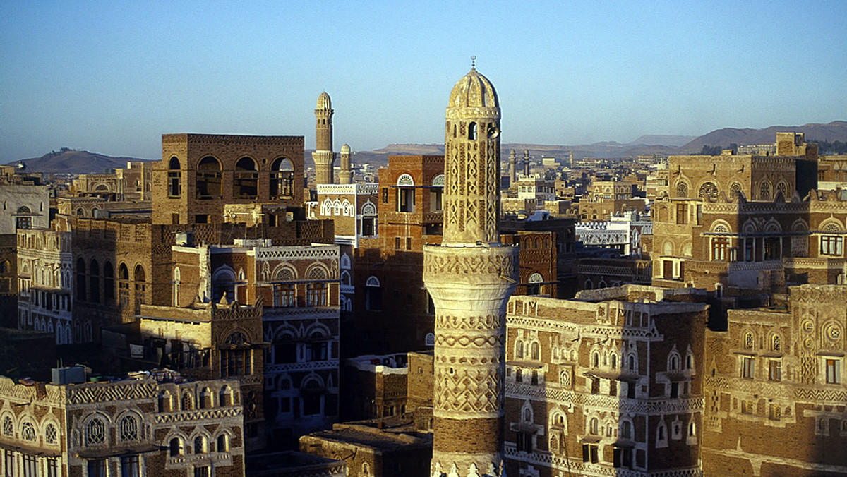 Czołgi, moździerze i strzelaniny przewalające się przez starożytne miasto Sana zagrażają nie tylko przyszłości Jemenu, ale też jego wspaniałej architektonicznej przeszłości, pełnej misternie zdobionych glinianych domów i wysmukłych ceglanych wież.