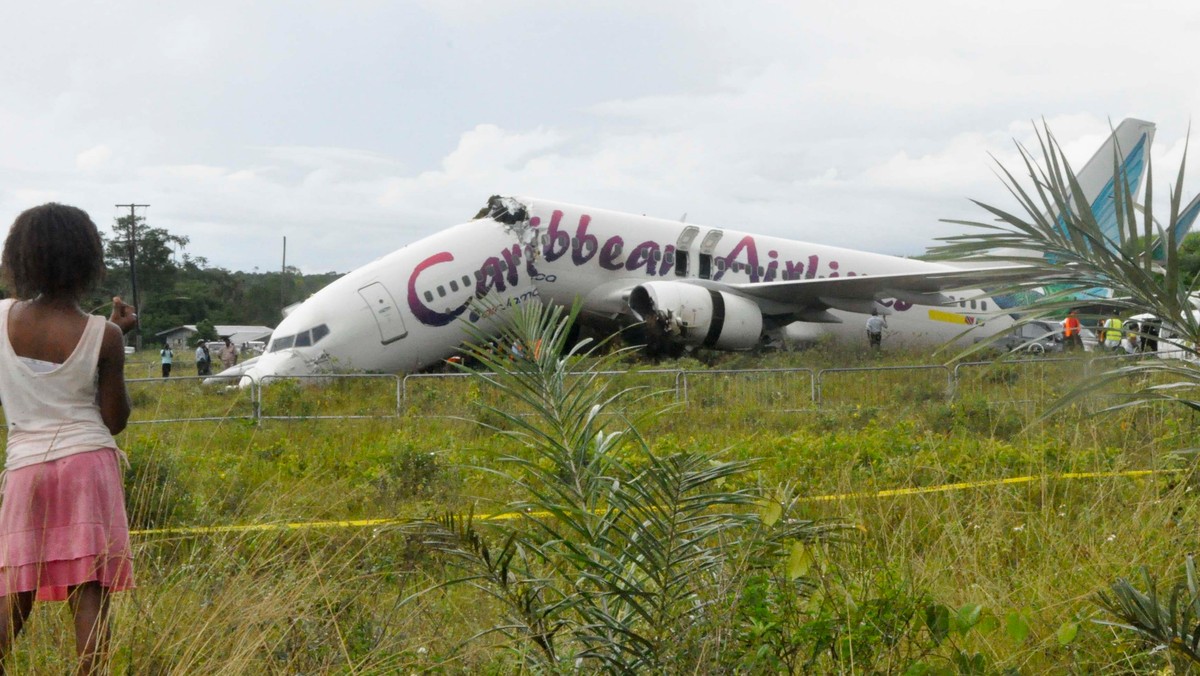 Samolot typu Boeing 737-800 ze 163 osobami na pokładzie, należący do Caribbean Airlines, przełamał się na pół po wylądowaniu w sobotę w stolicy Gujany - Georgetown. Nikt nie zginął, jedynie kilku pasażerów zostało rannych. - To było straszne. Modliłam się do Jezusa - powiedziała jedna z pasażerek.