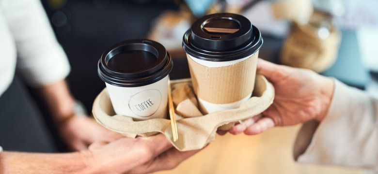 Kawiarnie nie mają się z czego cieszyć... Raport pokazał, gdzie i jaką kawę kupują Polacy poza domem