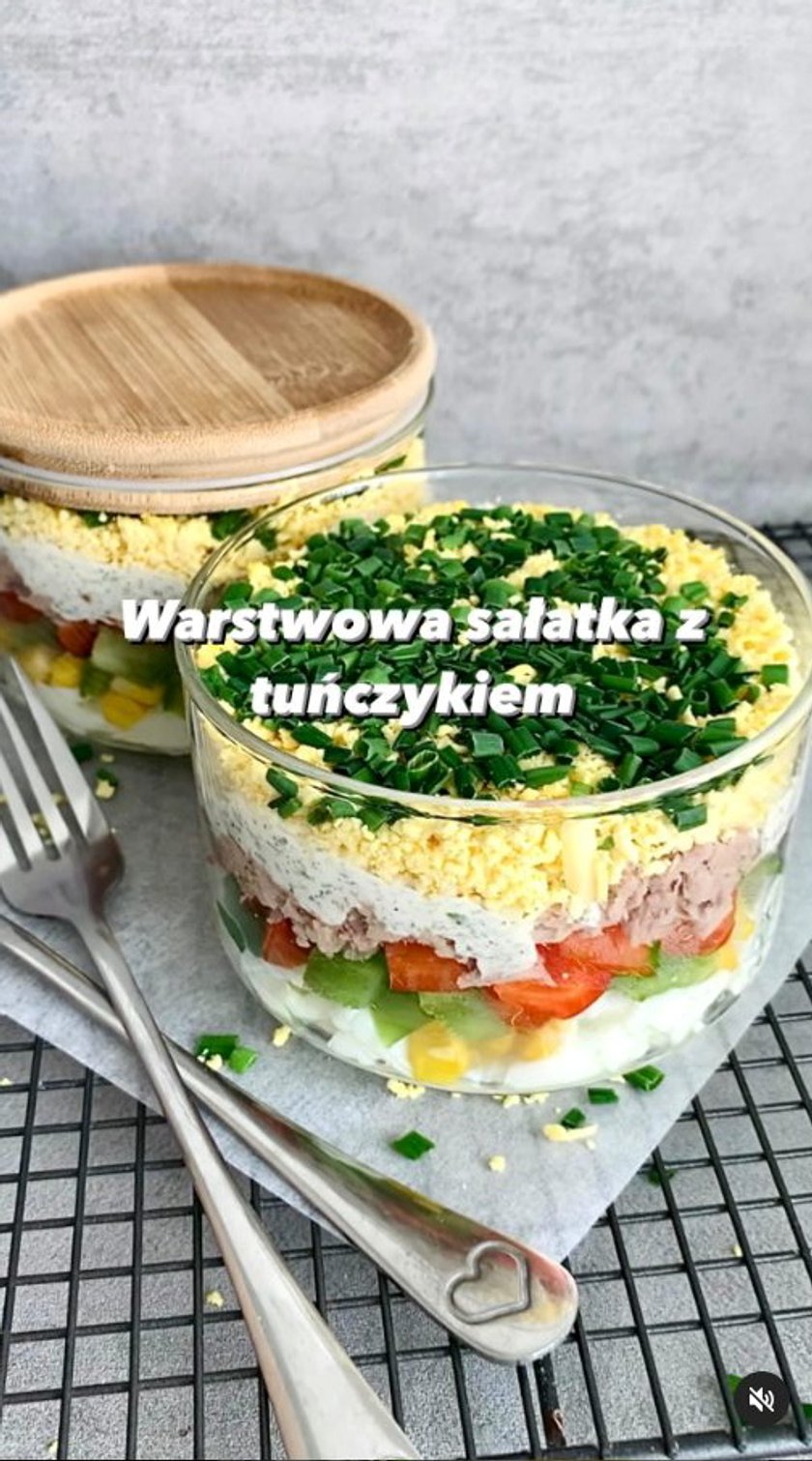 Warstwowa sałatka z tuńczykiem oraz pysznym sosem