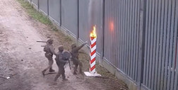 Incydent na granicy z Białorusią. Migranci podpalili polski znak [NAGRANIE]