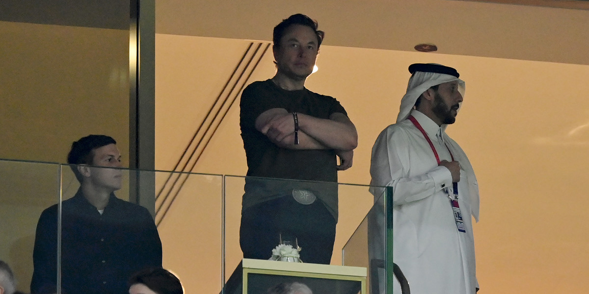 Elon Musk w niedzielę był Katarze, gdzie oglądał finał mundialu. Towarzyszył mu zięć Donalda Trumpa Jared Kushner (z lewej).