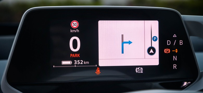 Samochód elektryczny i przywileje. Polak jak pies ogrodnika, ale też gotów płacić