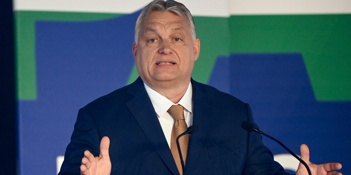 Strategia NATO polegająca na wspieraniu Ukrainy bronią i szkoleniami się nie sprawdza i wciągnie w wojnę całą Unię Europejską - uważa premier Węgier Viktor Orban (59 l.)