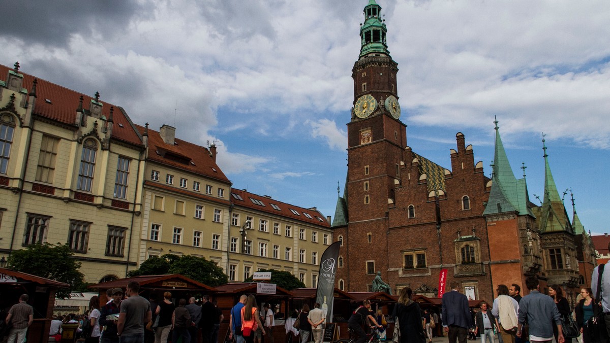 Etatowy urzędnik we wrocławskim magistracie będzie koordynował inwestycje i opiniował rozwiązania, które mają być korzystne dla ruchu pieszego we Wrocławiu. Od kilku lat w magistracie pracuje już oficer ds. ruchu rowerowego, teraz powołano oficera ds. ruchu pieszego.