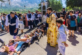 ŠOKANTNI SNIMAK SA KEFALONIJE: Ljudi su legli na zemlju čekajući BLAGOSLOV SVETITELJA, a onda je jedan muškarac počeo da VRIŠTI KAO DEMONIZOVAN