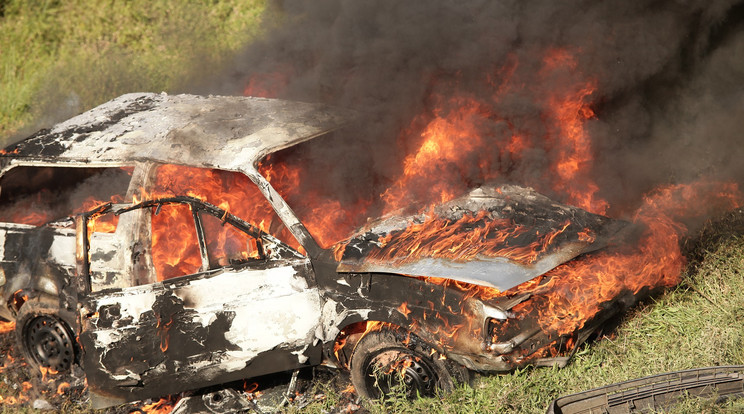 Az utasok még életben voltak, amikor rájuk gyújtották az autót. / Illusztráció: Pixabay