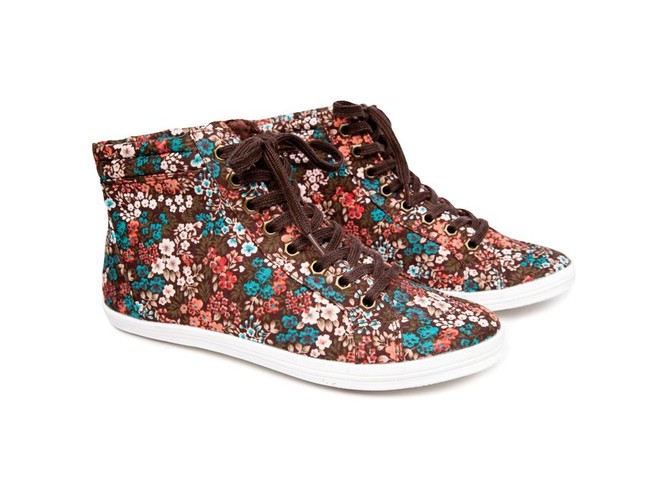 Kwiatowe obuwie na sezon wiosna-lato 2011 z kolekcji Reserved