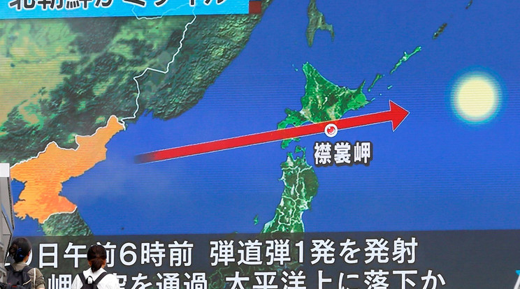 A japán közszolgálati tévé részletesen beszámolt a rakétatámadásról - a képen a rakéta útvonala látható/ Fotó: MTI