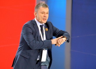 Dickinson na Kongresie 590: Potrzebujecie fanów, nie klientów