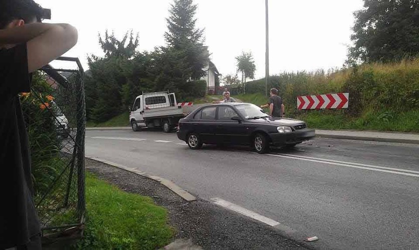 Samochód rozbity na pechowym zakręcie