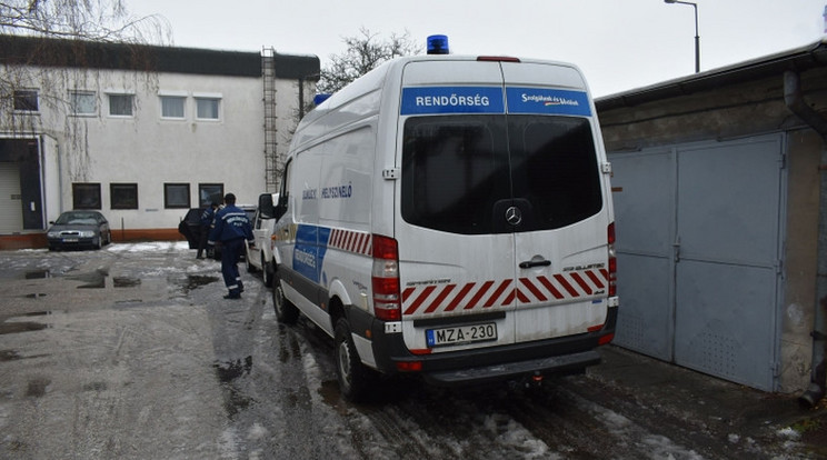 Rendőrök intézkednek az E.ON győri telephelyén / Fotó: Police.hu