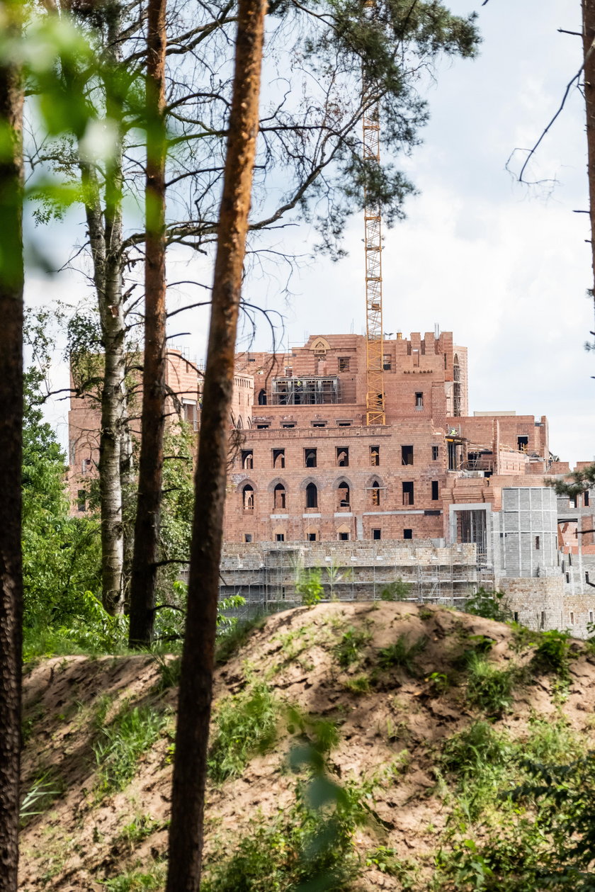 Tak powstawał zamek w Puszczy Noteckiej - zdjęcia