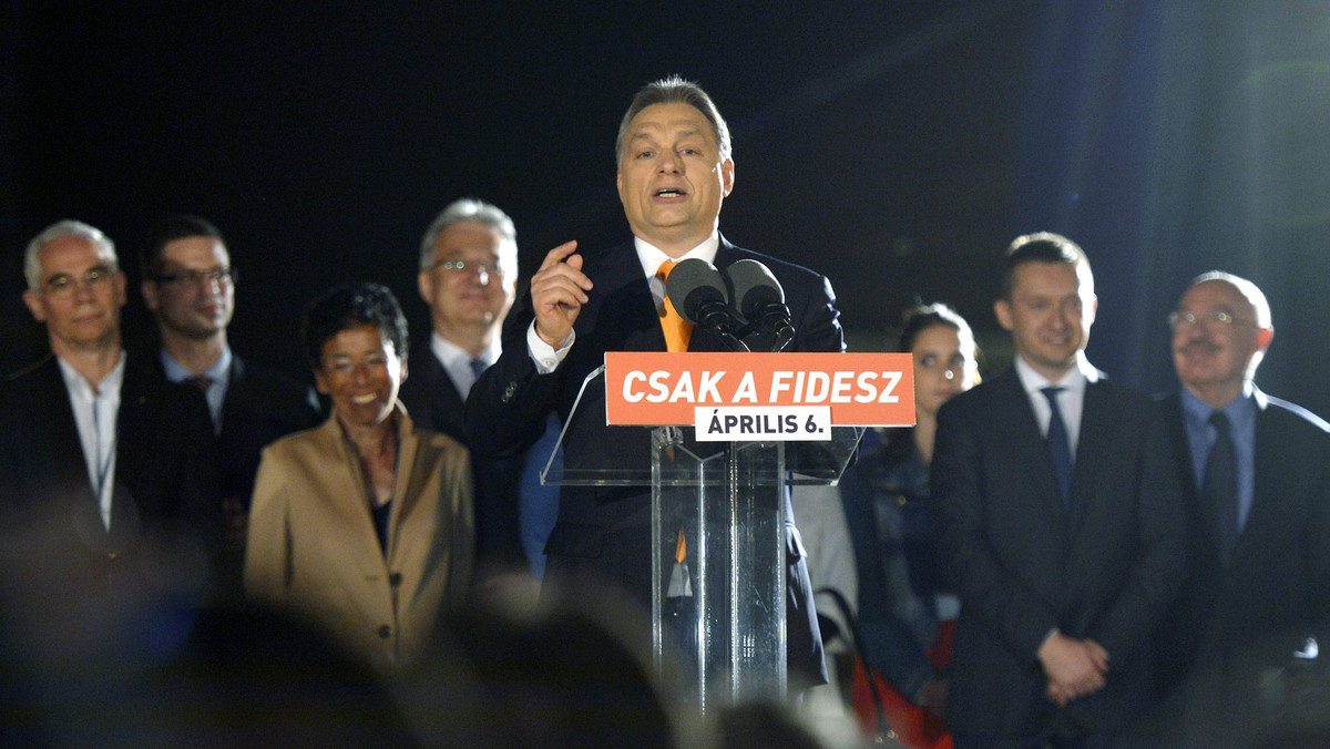 Zdecydowane zwycięstwo rządzącej na Węgrzech centroprawicowej koalicji Fideszu, niepowodzenie lewicy i umocnienie się skrajnie prawicowego Jobbiku to główne wątki podejmowane przez poniedziałkową prasę węgierską po niedzielnych wyborach parlamentarnych.