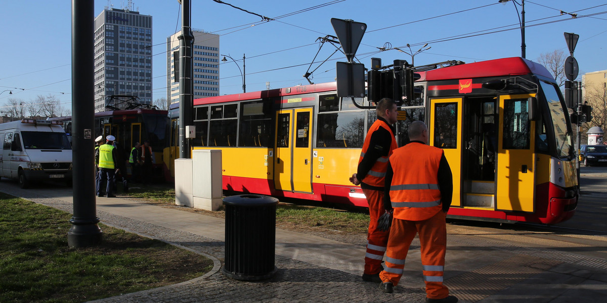 Zderzenie tramwaju z autobusem na Kilińskiego przy Narutowicza w Łodzi